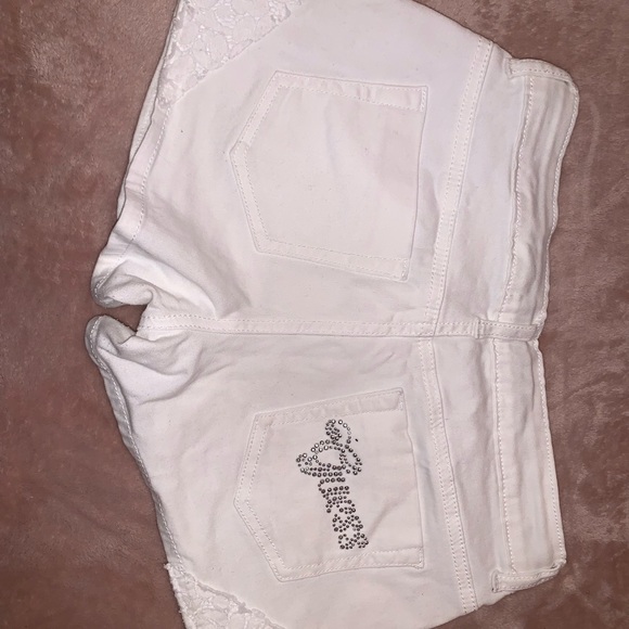 Girl’s guess Jean shorts - Picture 2 of 3